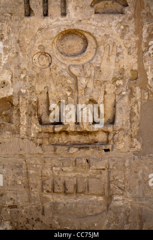 Blick auf überschrieben Kartusche auf dem ersten Pylon am Tempel des Pharao Ramses III, Medinet Habu, West Bank, Luxor, Ägypten Stockfoto