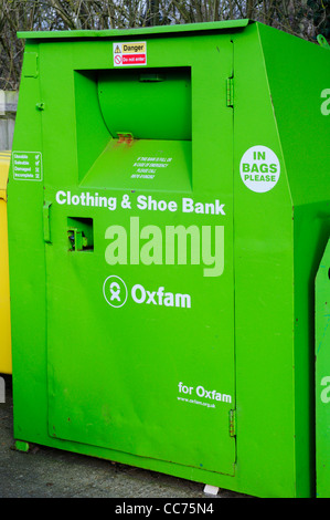 Bekleidungs- und Schuh-Bank zugunsten Oxfam, Cmbridge, England, UK Stockfoto