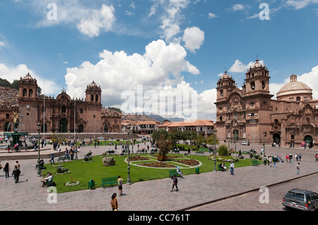 Cusco, Peru. Plaza de Armas, die Kathedrale von Santo Domingo auf der linken Seite und die Kirche der Gesellschaft von Jesús auf der rechten Seite Stockfoto