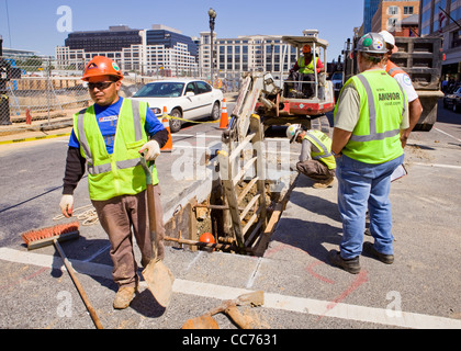 Kommunale Bauarbeiter Graben in Stadtstraße - Washington, DC USA Stockfoto