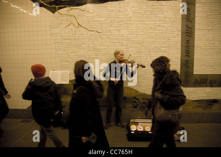 Klassischer Geiger spielen für Tipps in einer u-Bahnstation in NYC. Stockfoto