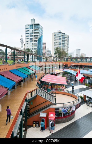 Lima, Peru. Larcomar Einkaufszentrum im Stadtteil Miraflores der Stadt. Stockfoto