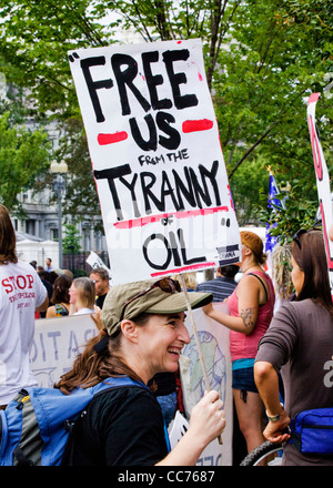 Eine weibliche Tar Demonstrant Sands halten eine Mahnwache (Klima, Umwelt protestieren Demonstrant) - USA Stockfoto