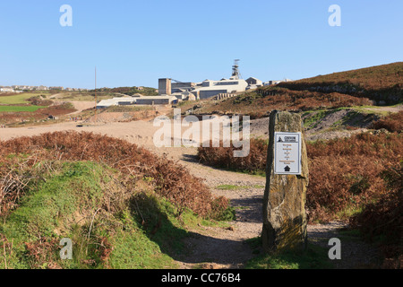 Zeichen und Fußweg über verderben Haufen Geevor Tin Mine in Pendeen, Cornwall, England, UK, Großbritannien. Stockfoto