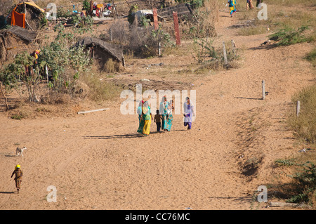 Rajasthani Frauen mit Kindern wandern, Camel Fair, Pushkar, Rajasthan, Indien Stockfoto