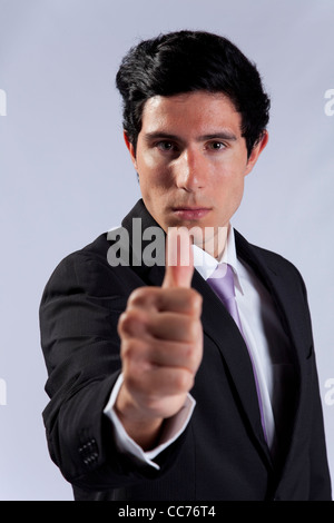 Geschäftsmann seine Zustimmung mit seinem Daumen auftauchen Stockfoto
