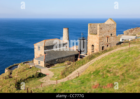 Levante Tin Mine und Strahl Motor Haus Besucherattraktion von South West Coast Path in der Nähe von Trewellard Pendeen Cornwall England UK Stockfoto