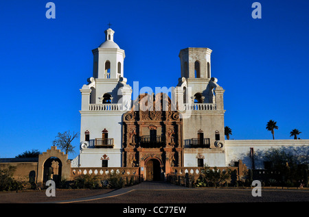 Mission San Xavier del Bac wurde von Pater Eusebio Kino im Jahre 1692 im heutigen Tucson, Arizona, USA gegründet. Stockfoto