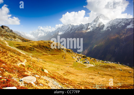 Weitwinkel-Panorama Blick auf das Lötschental-Tal mit Bietschhorns Berggipfel, Wallis, Schweiz Stockfoto