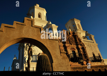Mission San Xavier del Bac wurde von Pater Eusebio Kino im Jahre 1692 im heutigen Tucson, Arizona, USA gegründet. Stockfoto
