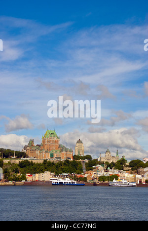 Alten Quebec City Skyline einschließlich der Château Frontenac Hotels gesehen von der Fähre über den St. Lawrence River, Textfreiraum Stockfoto