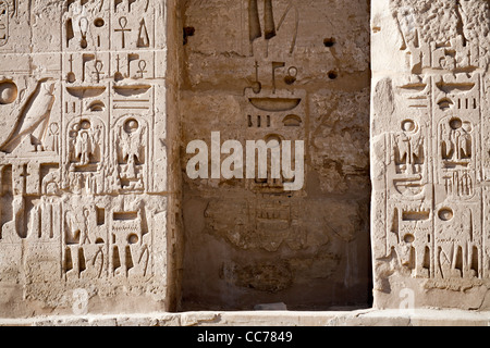 Überschriebenen Reliefs auf den ersten Pylon am Tempel des Pharao Ramses III, Medinet Habu, West Bank, Luxor, Ägypten Stockfoto
