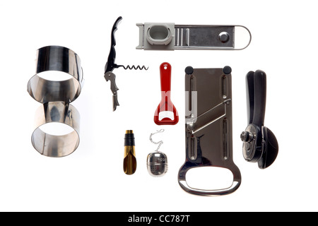 Zusammenstellung von verschiedenen Küchenutensilien, Küchenutensilien. Korkenzieher, Flaschenöffner, Dosenöffner, Trüffel Hobel, Teil-Ringe, Stockfoto
