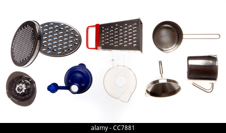 Zusammenstellung von verschiedenen Küchenutensilien, Küchenutensilien. Schleifer, mischen, Flasche, Trichter, Hopper, Reibe, Zitronenpresse, Stockfoto