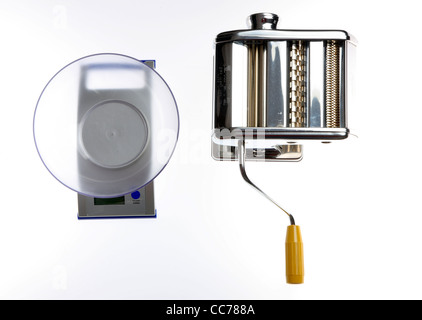 Zusammenstellung von verschiedenen Küchenutensilien, Küchenutensilien. Küchenwaage, Nudelmaschine. Stockfoto