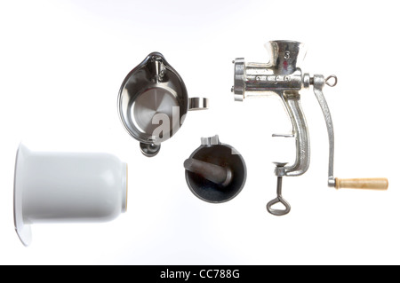 Zusammenstellung von verschiedenen Küchenutensilien, Küchenutensilien. Fleischwolf, Fleischwolf, entfetten Topf, Schüssel, Mörser und Stößel zu mischen. Stockfoto