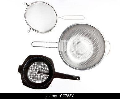 Zusammenstellung von verschiedenen Küchenutensilien, Küchenutensilien. Siebe, Metall, Kunststoff, Sieb, Sieb, Filter. Stockfoto