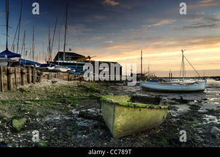 Boote bei Ebbe, Mersea Island, Essex, England, UK Stockfoto