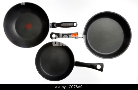 Zusammenstellung von verschiedenen Küchenutensilien, Küchenutensilien. Teflonpfannen. Stockfoto