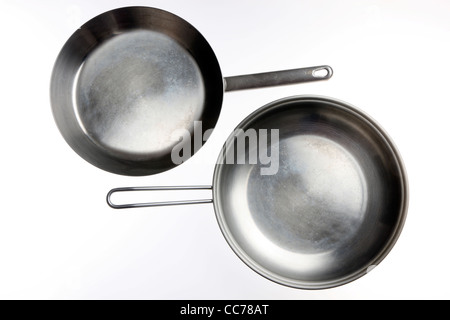 Zusammenstellung von verschiedenen Küchenutensilien, Küchenutensilien. Metall Töpfe. Stockfoto