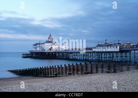 Die Pier in Eastbourne bei Dämmerung, East Sussex, England, UK Stockfoto