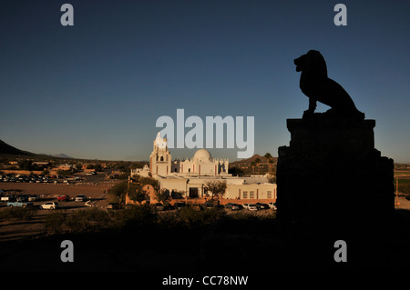 Ein National Historic Landmark, Mission San Xavier del Bac, auch bekannt als die weiße Taube der Wüste, Tucson, Arizona, USA. Stockfoto