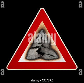 Warnschild Brandgefahr mit Rauch. Schwarz, isoliert Stockfoto