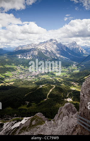 Blick auf Cortina d ' Ampezzo, Veneto, Norditalien, von Tofana-Seilbahn-Station. Stockfoto
