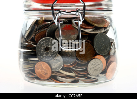 Geld in ein Glass, Erhaltung, Glas, Münzen, verschiedene Arten von Münzen aus verschiedenen Ländern, andere Währung. Stockfoto