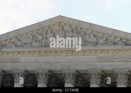 Nahaufnahme von Fries und Phrase Gleiches Recht gemäß Gesetz über die United States Supreme Court Gebäude Washington DC USA Textfreiraum Stockfoto