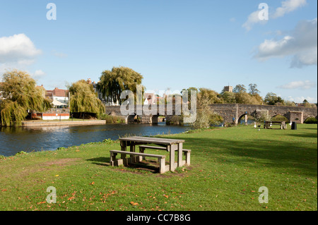 Picknickbank an den Ufern des Flusses Avon in Bidford-on-Avon, Warwickshire, England, UK Stockfoto