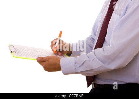 Bussinessman Zeichen ein Antragsformular über eine Planke (isoliert auf weiss) Stockfoto