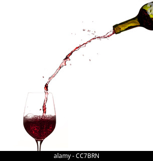Rotwein wird direkt aus der Flasche in ein Glas gegossen Stockfoto