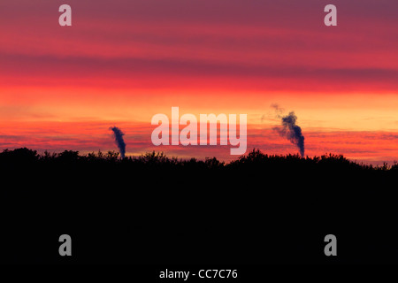 Industrielle Umweltverschmutzung, steigt in die Luft bei Dämmerung, Kopenhagen, Seeland, Dänemark Stockfoto