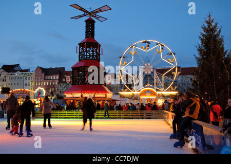 Eisbahn auf dem Weihnachtsmarkt am Abend, Jena, Thüringen, Deutschland, Europa Stockfoto