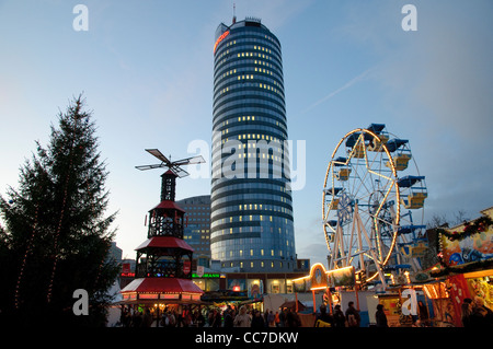 Weihnachtsmarkt am JenTower mit einem Riesenrad bei Nacht, Jena, Thüringen, Deutschland, Europa Stockfoto