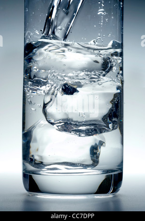 Glas Wasser mit Eiswürfeln Stockfoto