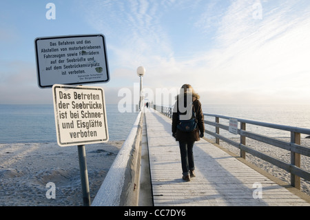 Eisige Pier im Winter, Haffkrug, Lübecker Bucht, Ostsee, Schleswig-Holstein, Deutschland, Europa Stockfoto