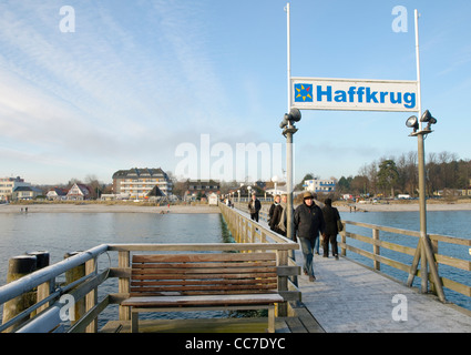 Eisige Pier im Winter, Haffkrug, Lübecker Bucht, Ostsee, Schleswig-Holstein, Deutschland, Europa Stockfoto