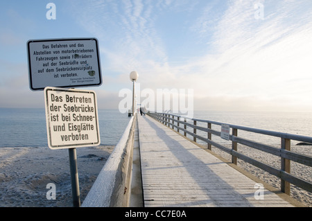 Eisige Pier im Winter, Haffkrug, Lübecker Bucht, Ostsee, Schleswig-Holstein, Deutschland, Europa Stockfoto