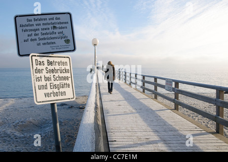 Eisige Pier im Winter, Haffkrug, Lübecker Bucht, Ostsee, Schleswig-Holstein, Deutschland, Europa Stockfoto