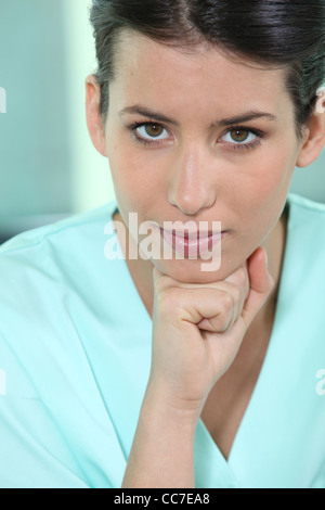 Junge Frau im Krankenhaus scrubs Stockfoto
