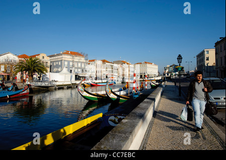 Traditionellen Moliceiro-Boote mit Hand bemalt Bögen in Aveiro, Portugal Stockfoto