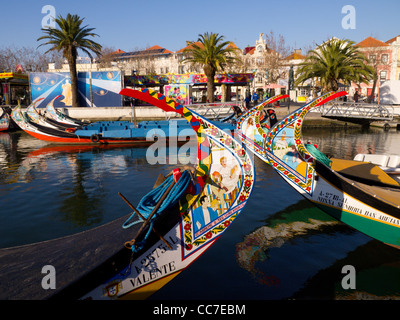 Traditionellen Moliceiro-Boote mit Hand bemalt Bögen in Aveiro, Portugal Stockfoto