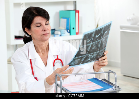 Ein Arzt untersucht eine Radiographie. Stockfoto