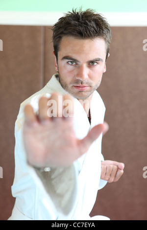 Mann stand in Kampfkunst-Lage Stockfoto