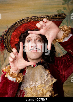 Schauspieler verkleidet in altmodischer Tracht Frame Geste Stockfoto