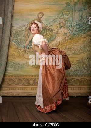 Schauspielerin auf der Bühne in altmodischer Tracht gekleidet Stockfoto