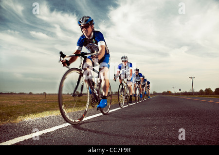 Wettbewerbsfähige Radfahrer racing auf abgelegenen rode Stockfoto