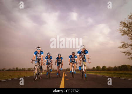 Wettbewerbsfähige Radfahrer racing auf abgelegenen rode Stockfoto
